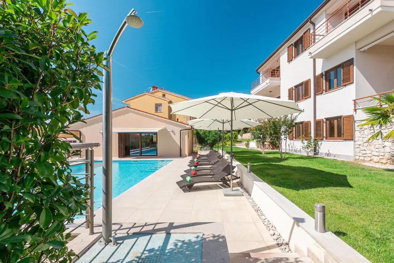 E&T Apartments With A Beautiful Pool Rabac Exterior photo